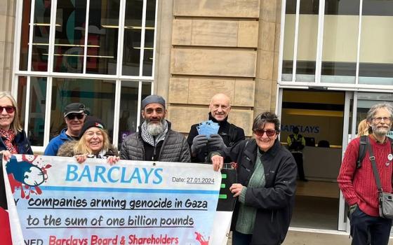يستثمر مع شركات الإبادة  وقفة احتجاجية أمام بنك "باركليز" في بريطانيا