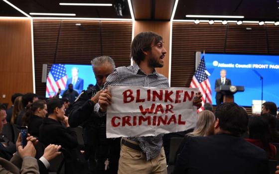 كيف تُبرر الإبادة؟ طالب يُقاطع ”بلينكن” خلال ندوة سياسية في هارفارد