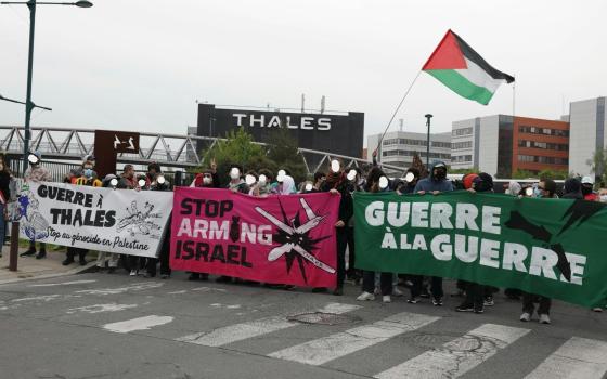 احتجاجًا على تواطؤها.. ناشطون يُغلقون مقر شركة "تاليس" في جينفليه