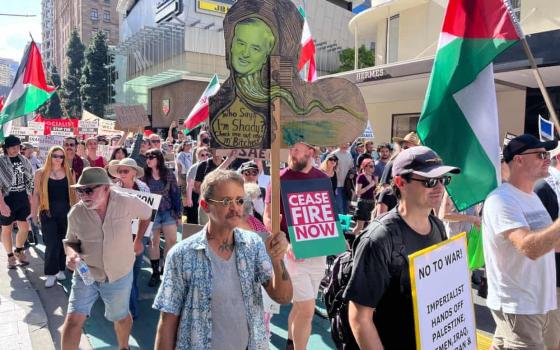 لترديده “فلسطين حرة”.. الشرطة في أستراليا تعتقل طبيبًا يهوديًا