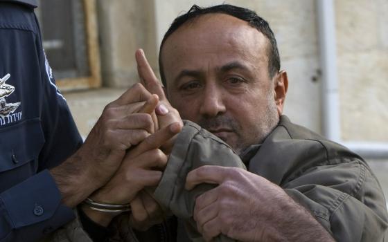 ضرب واعتداءات وحشيّة وممنهجة يتعرّض لها الأسير مروان البرغوثي