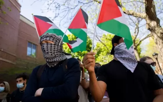 شاركوا بوقفة تضامنية مع فلسطين  أساتذة يقاضون جامعة أمريكية لتسببها باعتقالهم