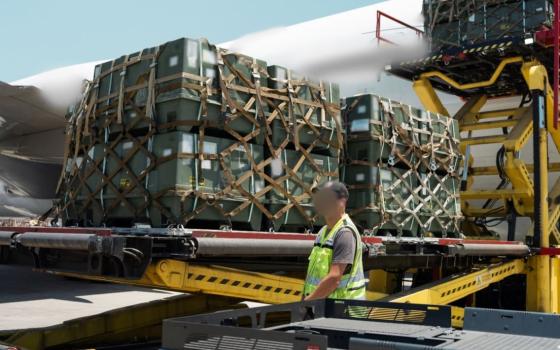 متجهة للاحتلال.. السلطات البلجيكية تُصادر شحنة أسلحة بريطانية