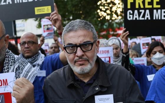 عريضة داعمة للجرّاح الفلسطيني في بريطانيا غسّان أبو ستّة