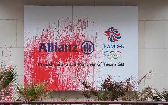 تؤمّن شركات الإبادة  احتجاج أمام "أليانز" في برلين