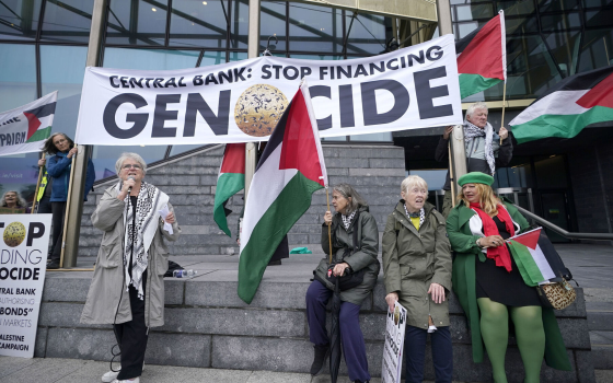 احتجاج أيرلندي يندد بدعم البنك المركزي للاحتلال