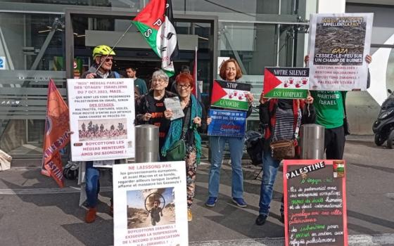 تمول جيش الاحتلال... نشطاء يعتصمون أمام متجر "كارفور" في فرنسا