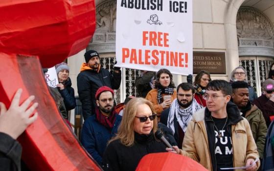 "لا للعدوان الصهيو-أمريكي"  احتجاج ضد سيناتور أمريكي صوّت ضد وقف الحروب