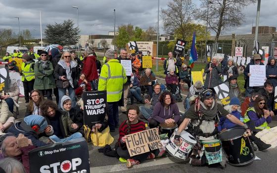 اعتقلتهم الشرطة.. احتجاج أمام قاعدة جوّية بريطانية تُستخدم في قصف إيران