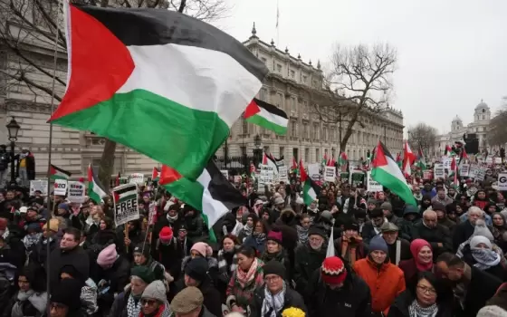 الشرطة البريطانية تعتقل طبيبًا بسبب خطابه المتضامن مع فلسطين