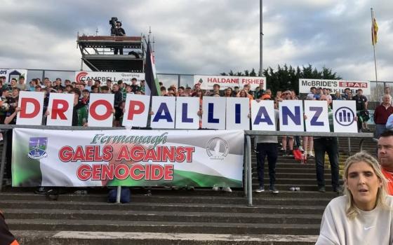 متواطئة في الإبادة.. احتجاجات في أيرلندا تطالب بإنهاء رعاية "أليانز"