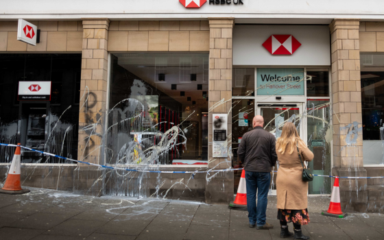 يستثمر بمصنع إسرائيلي..  استهداف جديد لبنك “HSBC” في بريطانيا