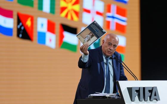 9 أندية إسرائيلية!  الرجوب يلجأ لمحاكمة “الفيفا” تنديدًا بتقاعسها