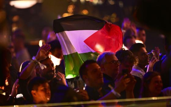 تنديدًا بالمشاركة الإسرائيلية..  رفع العلم الفلسطيني في الحفل النهائي لمسابقة يوروفيجن