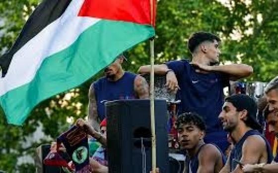 حزب يساري إسباني يُشيد برفع لاعب برشلونة لامين يامال علم فلسطين