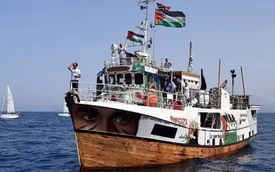 أكبر تعبئة بحرية مدنية نحو غزة.. 56 سفينة تنطلق من إيطاليا.. طالب يواجه جنديًا من كيان الاحتلال في جامعة روتجرز.. ويهتف بسقوط الجيش الإسرائيلي  