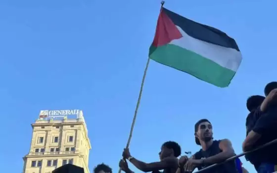 لامين يامال يرفع علم فلسطين خلال احتفالات برشلونة بلقب الدوري الإسباني