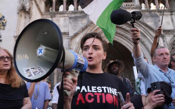 بذريعة “مكافحة السامية”..  حظر ارتداء الرموز المتضامنة مع فلسطين داخل مستشفيات بريطانيا