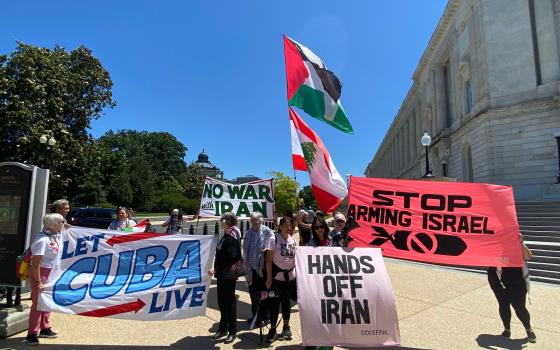 ناشطون يتظاهرون أمام الكونغرس الأمريكي رفضًا للعدوان على فلسطين ولبنان