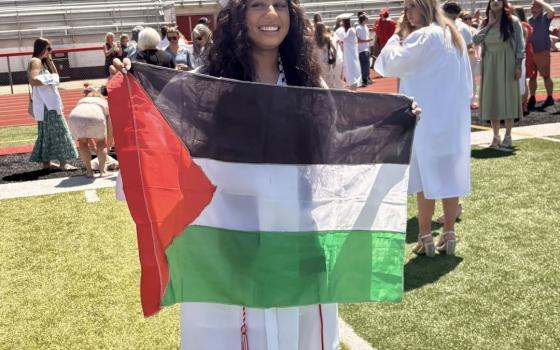 بالرغم من الحظر..  طالبة ترفع العلم الفلسطيني بعد تخرجها من مدرسة في ميشيغان