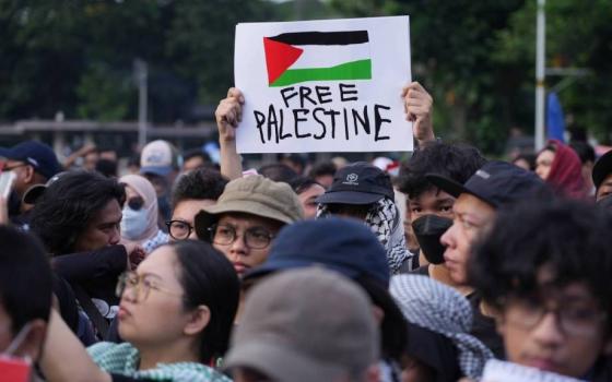 نصرة للقضية الفلسطينية..  عداؤون في إندونيسيا يرفعون ملصقات تضامنية خلال فعاليات رياضة