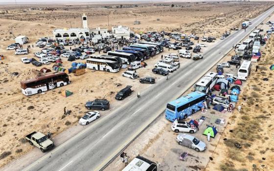 اقتادتهم لجهة مجهولة  قوات حفتر تختطف 10 أطباء متضامنين من قافلة الصمود المتجهة لغزة