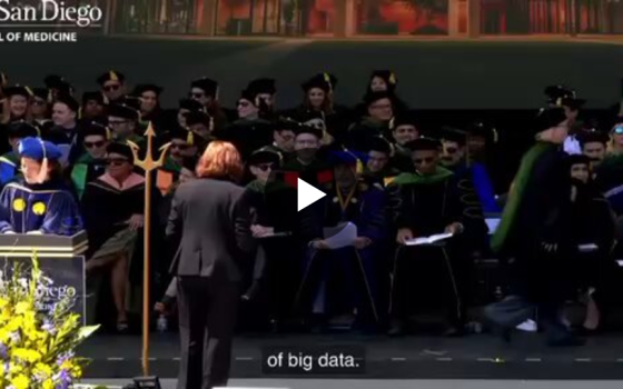 منصة صهيونية تُحرّض ضدّ خريجة رفعت العلم في جامعة كاليفورنيا