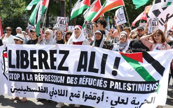 حاصل على اللجوء..  أكثر من 120 جهة فرنسية تطالب بالإفراج عن فلسطيني معتقل منذ عامين