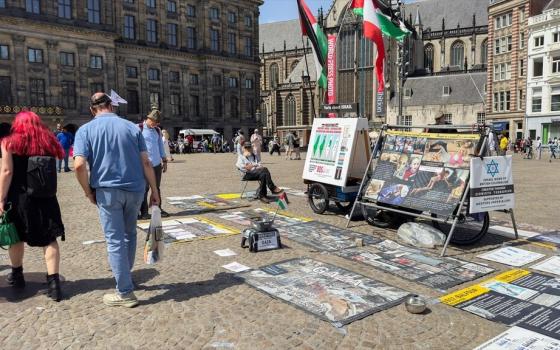 ناشط هولندي يواصل تظاهره بساحة "دام" في أمستردام دعمًا لفلسطين
