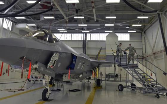 تظاهرة في دونغانون لمنع توسعة مصنع أسلحة يزود الاحتلال بأجزاء مقاتلات F-35