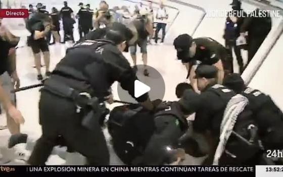 الشرطة في إقليم الباسك تعتدي على مُستقبلي أسطول الصمود  