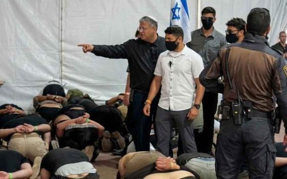 تمهيدًا للإفراج عنهم.. سلطات الاحتلال تُرحّل مُختطفي أسطول الصمود إلى مطار رامون