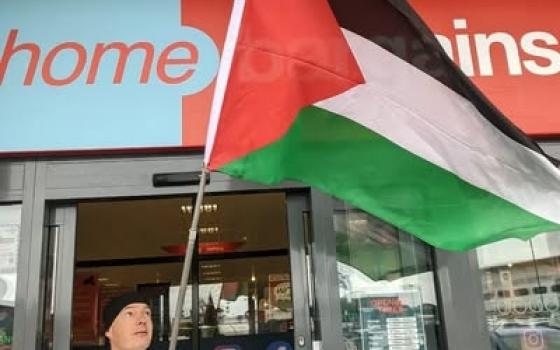 "اوقفوا بيع المنتجات الإسرائيلية" احتجاج داخل أخد فروع متجر "هوم بارغينز" بأبردين