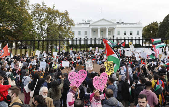 صورة لمظاهرة داعمة لفلسطين ولوقف الحرب في غزة أمام البيت الأبيض