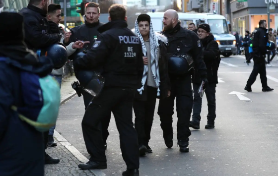 أفراد من الشرطة يعتقلون رجلا خلال مظاهرات داعمة لفلسطين