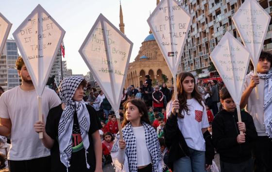 فتيان لبنانيون يوجهون تحية لأطفال غزّة من ساحة الشهداء