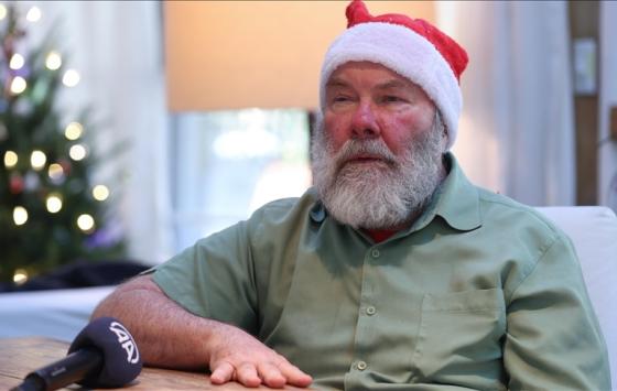 المسن الأمريكي، كين دورف (70 عامًا) الذي يجسد شخصية “بابا نويل”