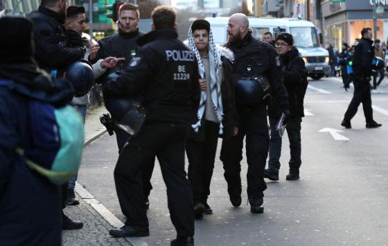 اعتداءات وإصابات .. اعتقال 300 متظاهر في برلين عشية رأس السنة