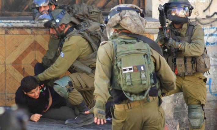 تغريدة الرابطة الإماراتية حول تنكيل جندي إسرائيلي بطفل فلسطيني