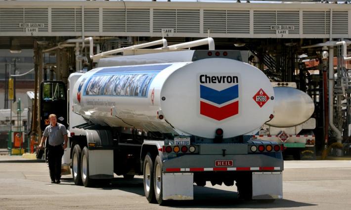 تغريدة حركة المقاطعة حول تواطؤ شيفرون ي حصار غزة