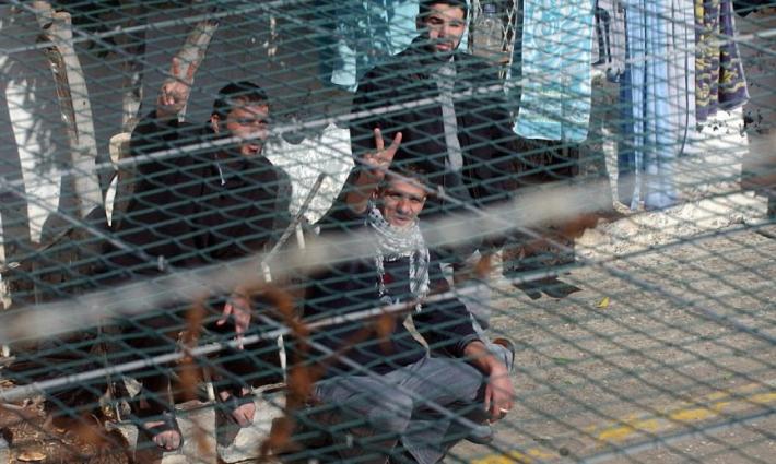 الأسرى الفلسطينيون يشرعون في  إضراب مفتوح عن الطعام ✌️