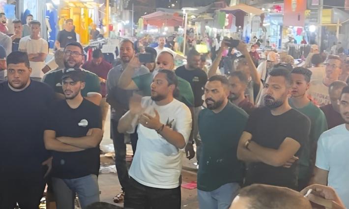 رفضًا للتطبيع.. العشرات من جماهير الوحدات يحتجّون أمام النادي😡