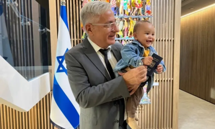 سفارة الاحتلال تصدر أول جواز سفر لطفل إسرائيلي يولد بالإمارات