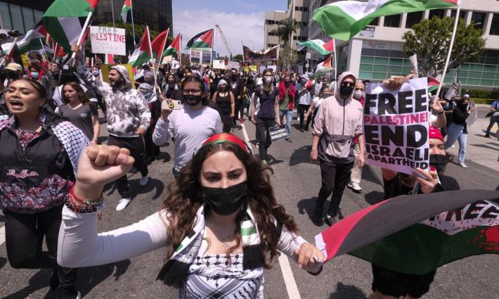 كاليفورنيا تعتمد منهجًا للدراسات العرقية يتبنى الرواية الفلسطينية