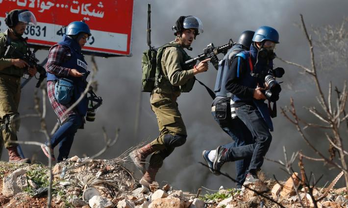 صحفيون يوقعون على عريضة رفضًا لملاحقة أربعة صحفيين فلسطينيين