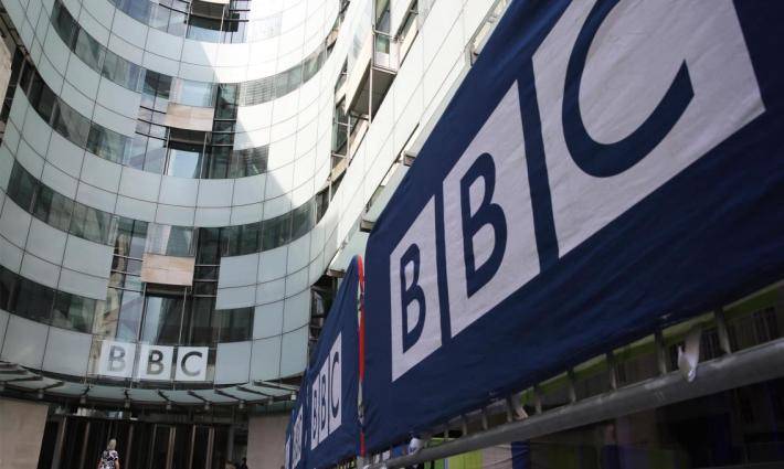 يرلندا.. تنديد بتغاضي BBC عن جرائم الاحتلال الإسرائيلي