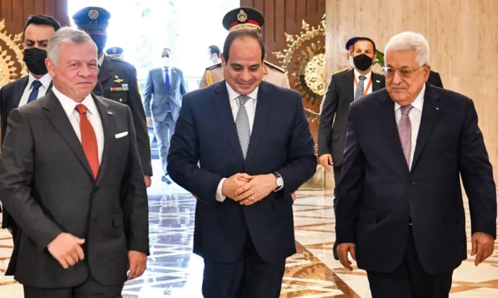 قمة مصرية أردنية فلسطينية في القاهرة لبحث "جهود السلام" ?