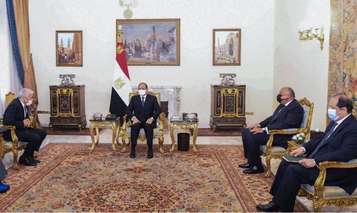 مباحثات هاتفية مطولة بين لبيد والسيسي