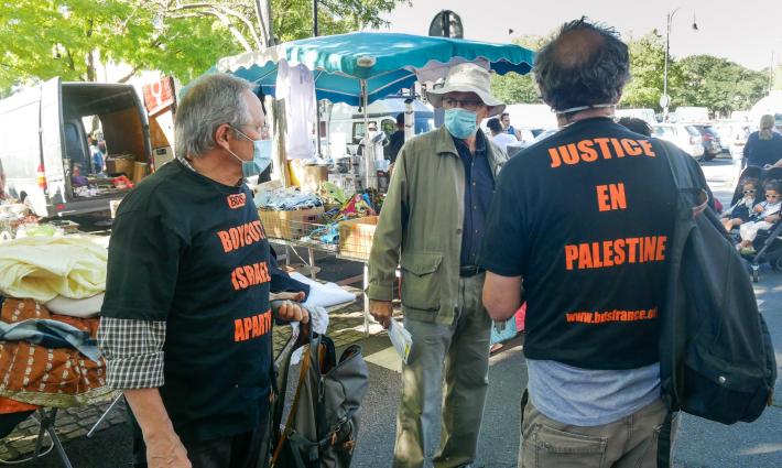 شارك في طواف فرنسا.. توزيع 700 منشور يكشف تواطؤ فريق دراجات إسرائيلي بتبيض جرائم الاحتلال