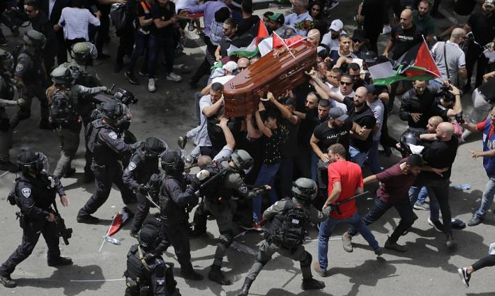 الاحتلال يرفض نشر نتائج التحقيق بالاعتداء على جنازة أبو عاقلة